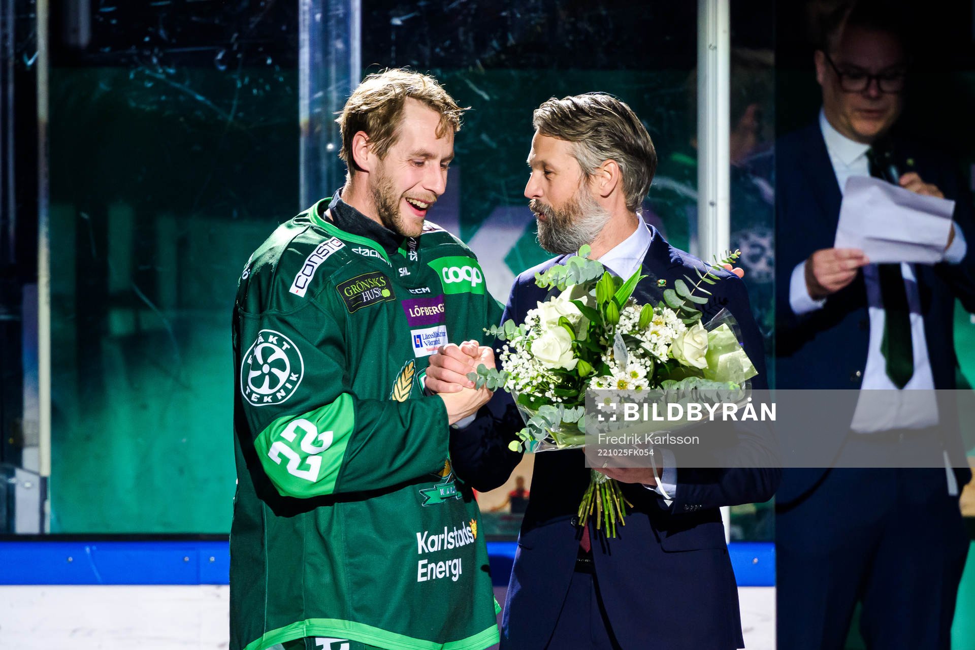 Färjestads Per Åslund får blommor av Sportdirektör