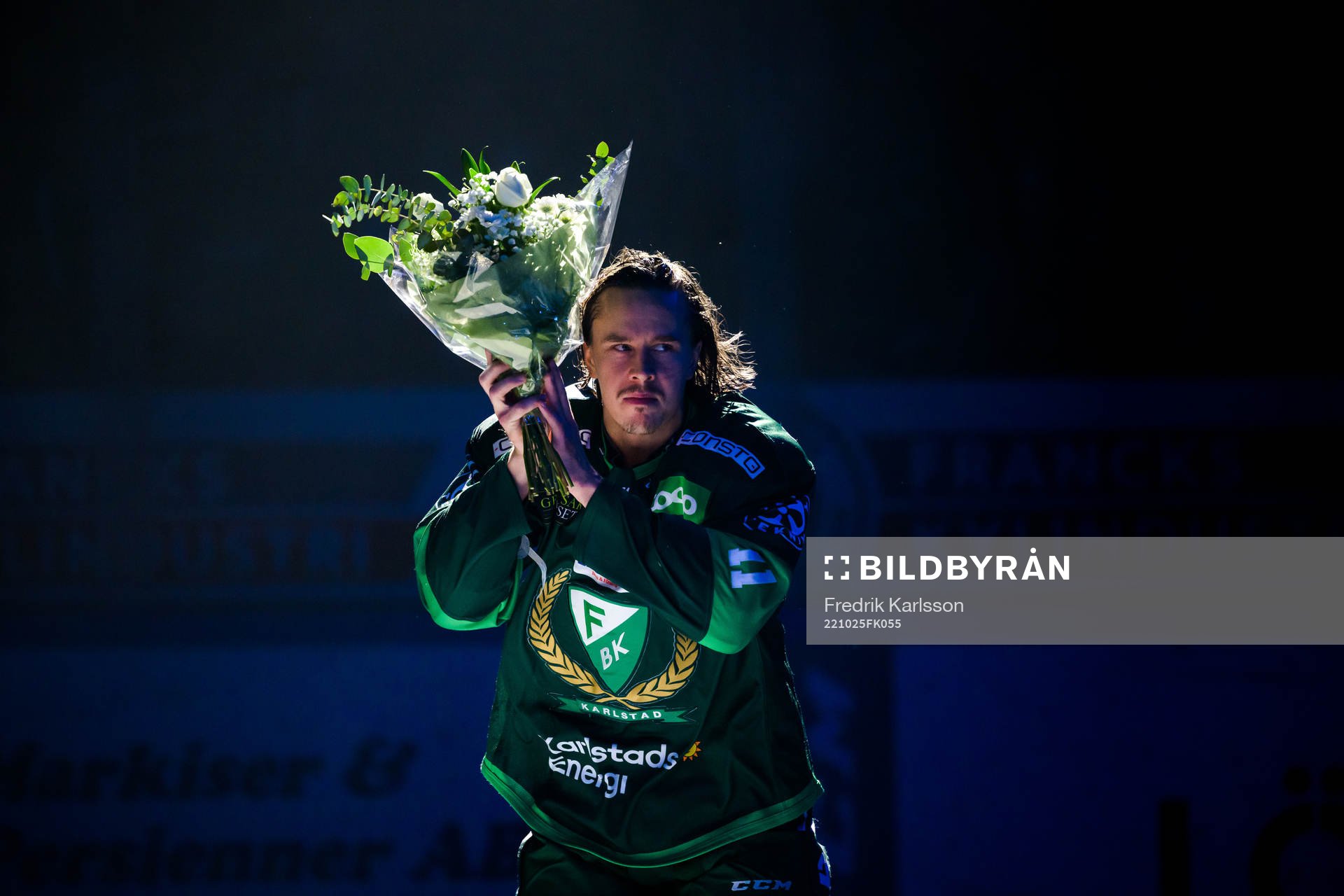 Färjestads Joakim Nygård får blommor av Sportdirektör