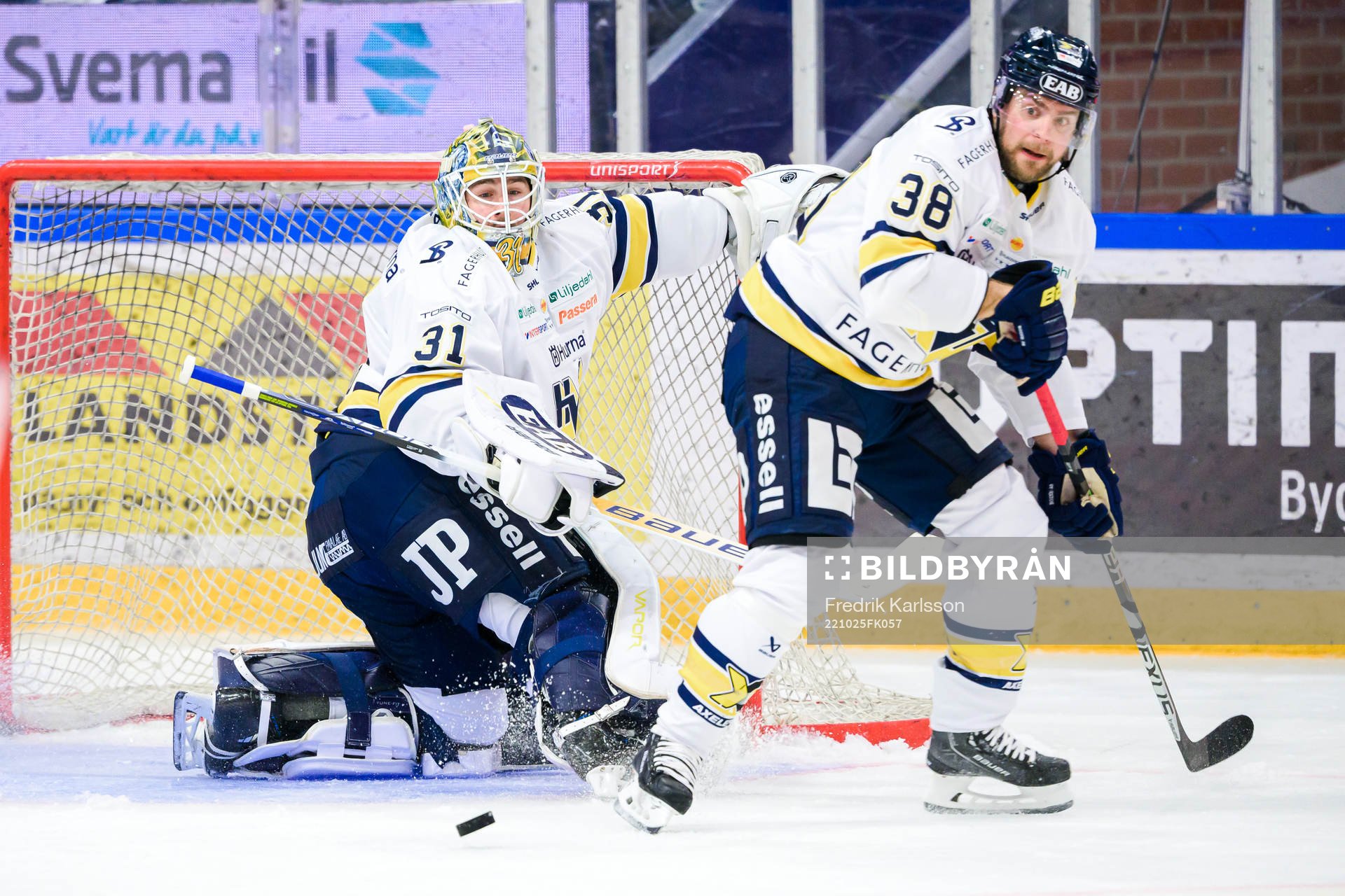 HV71s målvakt Joni Ortio och Nichlas Torp