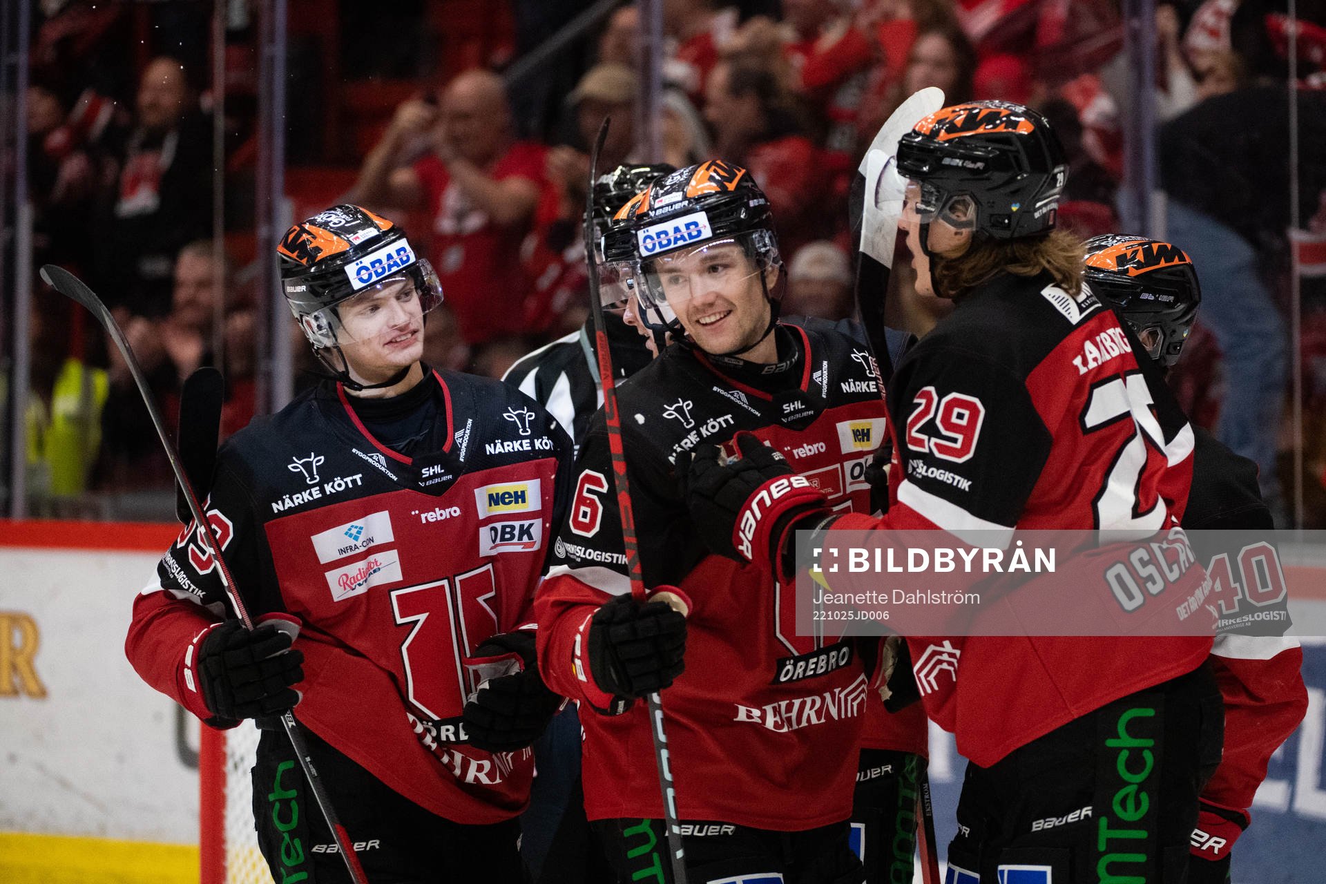 Örebros Adam Hofbauer jublar med lagkamrater