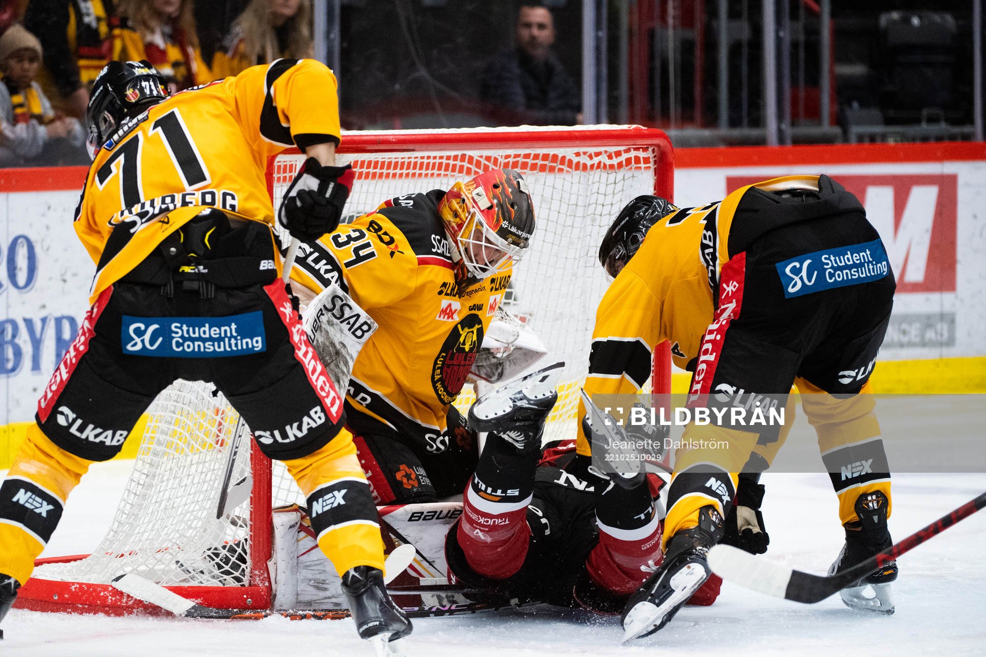 Luleås Linus Fröberg, målvakt Joel Lassinantti, Luleås