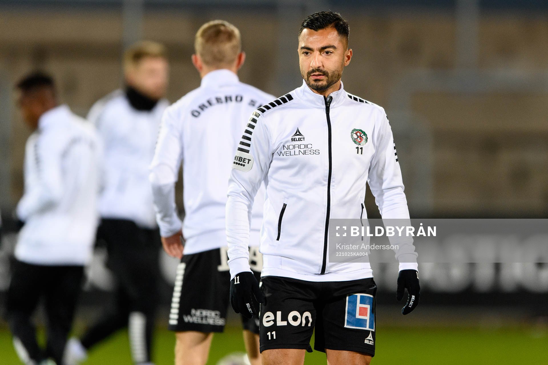 Örebros Jiloan Hamad före fotbollsmatchen i Superettan