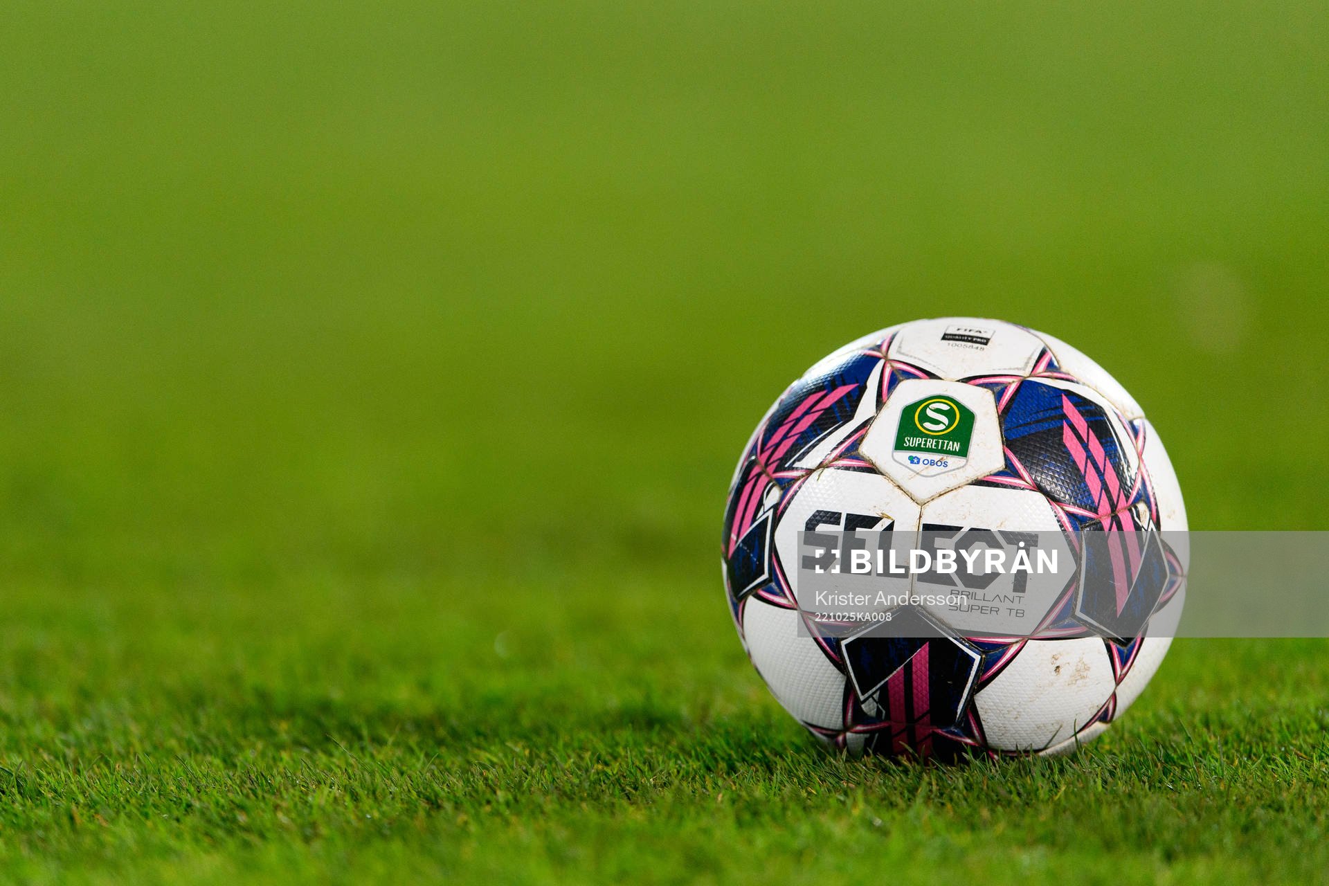 En fotboll före fotbollsmatchen i Superettan mellan