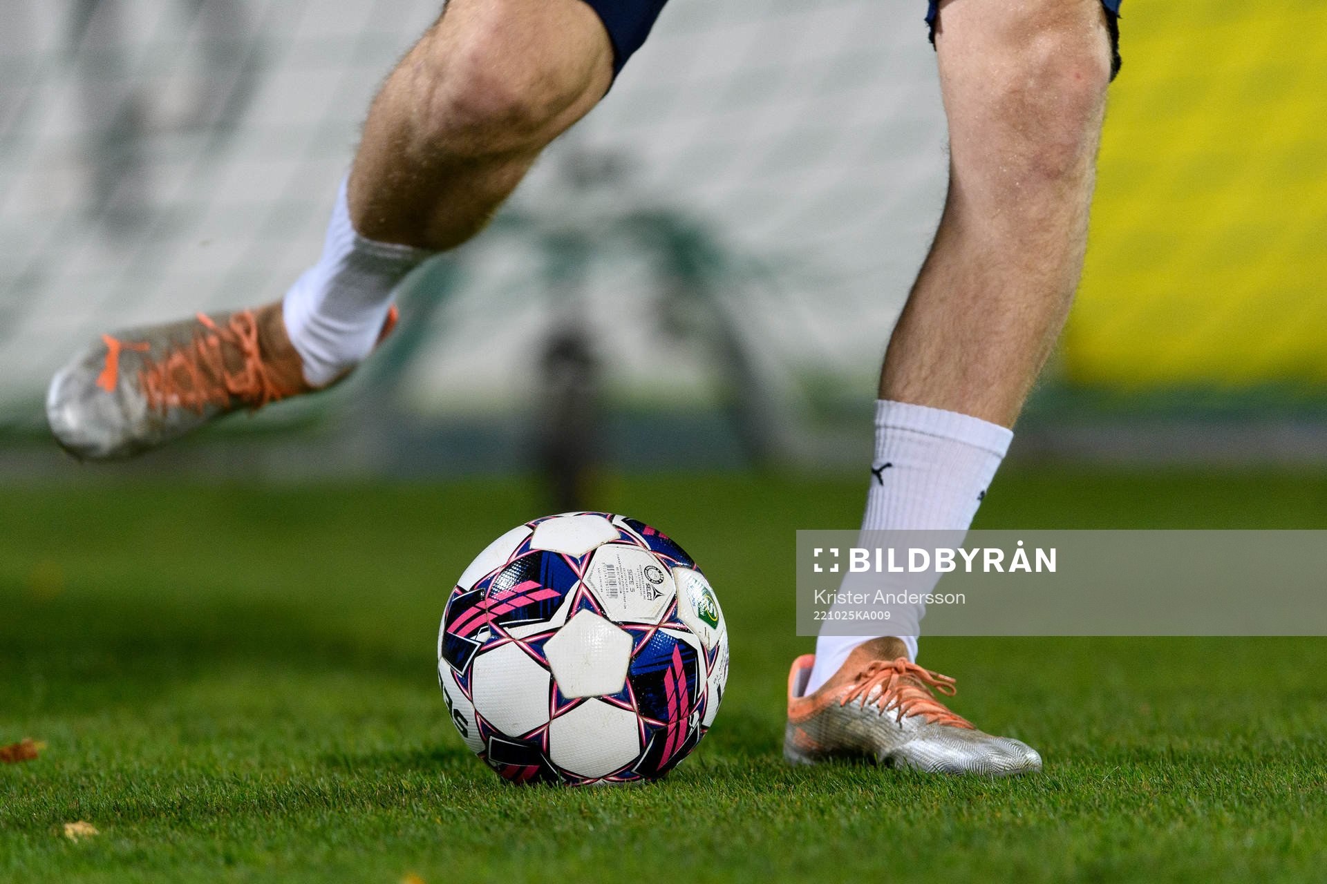 En fotboll före fotbollsmatchen i Superettan mellan
