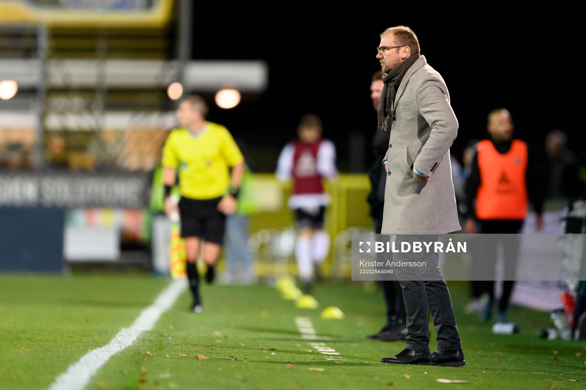 Halmstads tränare Magnus Haglund under fotbollsmatchen i Superettan mellan Halmstad och Örebro den 25 oktober 2022 i Halmstad. 