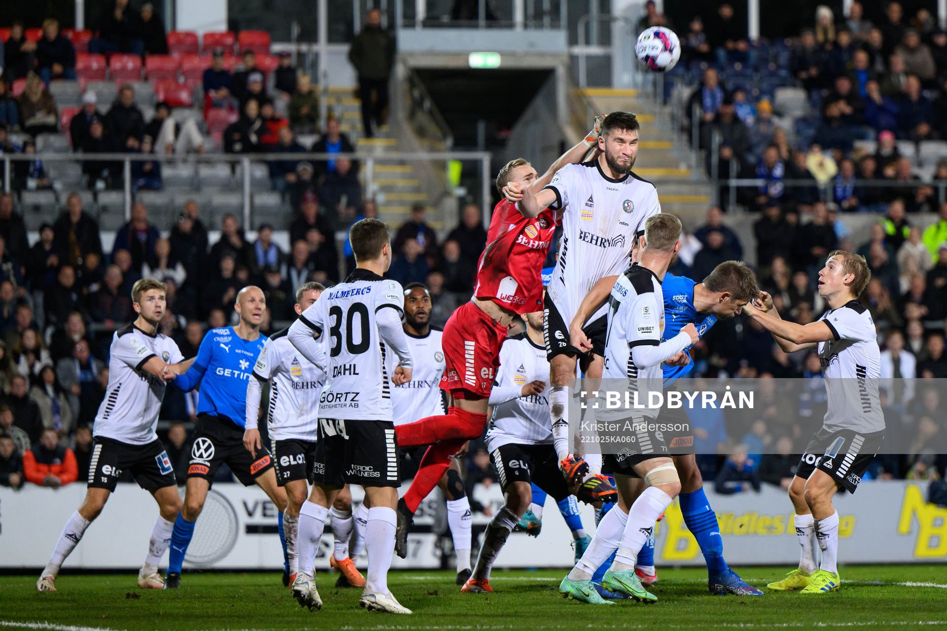 Örebros målvakt Daniel Strindholm boxar bort bollen under fotbollsmatchen i Superettan mellan Halmstad och Örebro den 25 oktober 2022 i Halmstad.