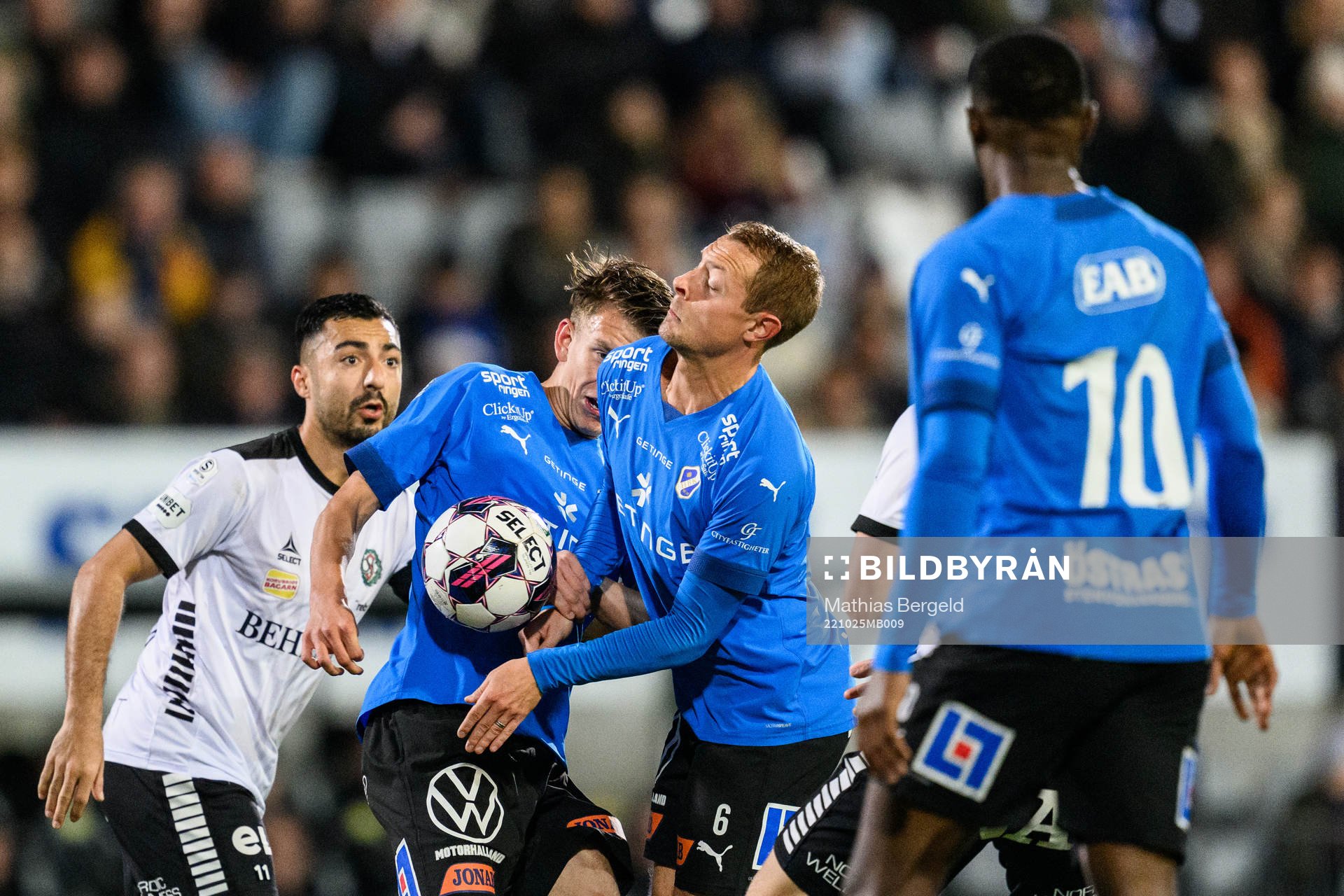 Örebros Jiloan Hamad mot Halmstads Kazper Karlsson och
