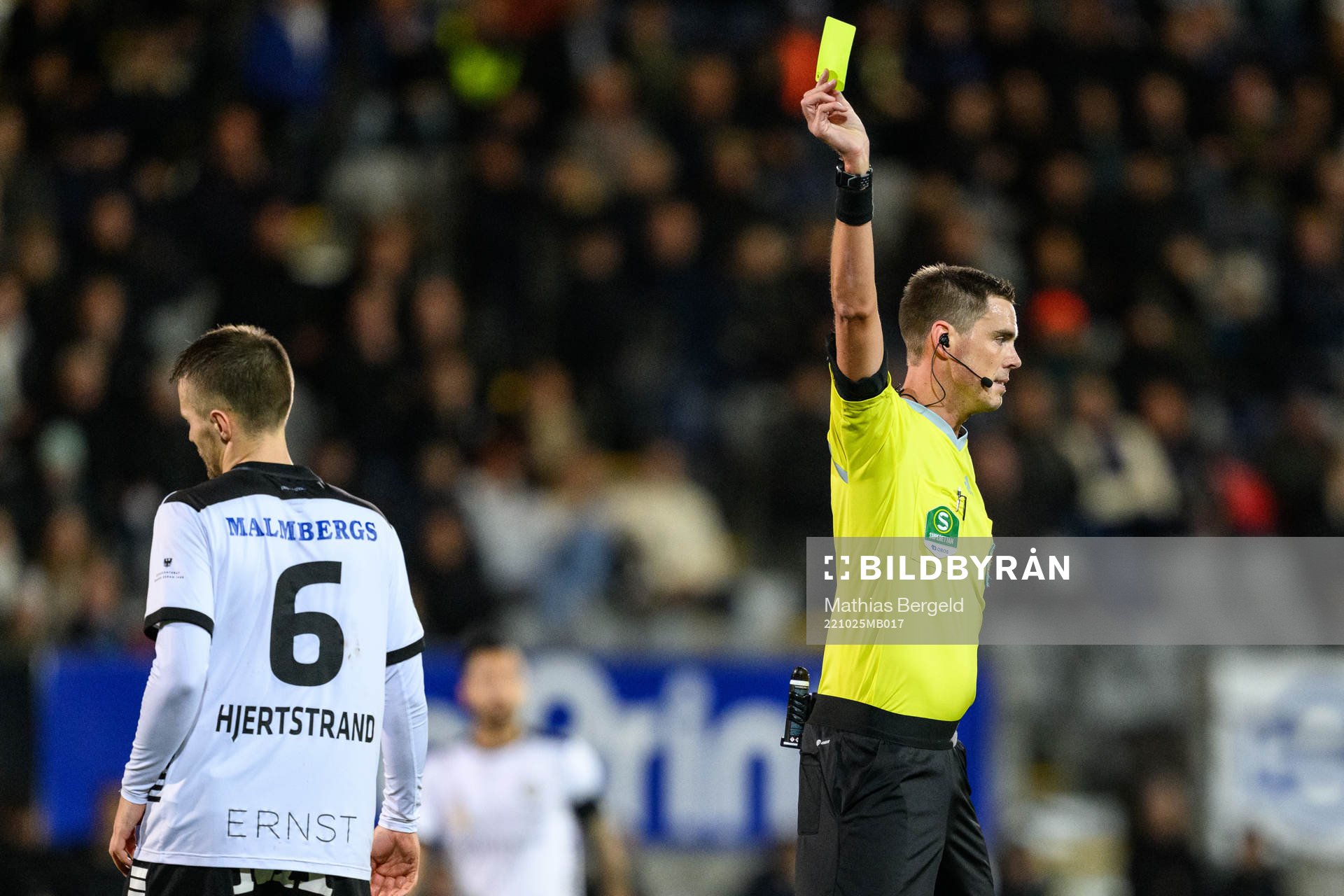 Örebros Benjamin Hjertstrand får ett gult kort av domare Magnus Lindgren under fotbollsmatchen i Superettan mellan Halmstad och Örebro den 25 oktober 2022 i Halmstad.