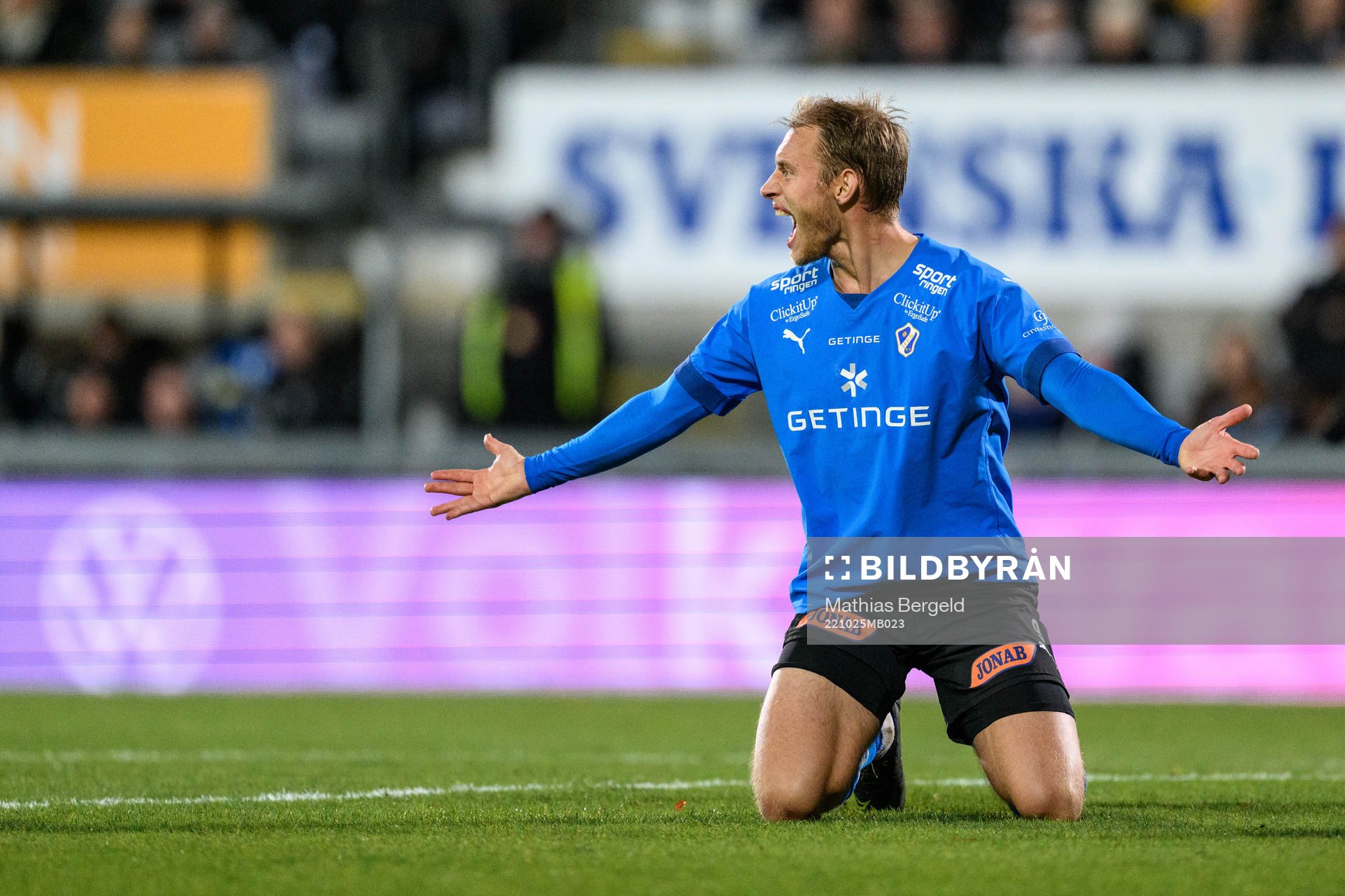 Halmstads Villiam Dahlström reagerar mot domaren