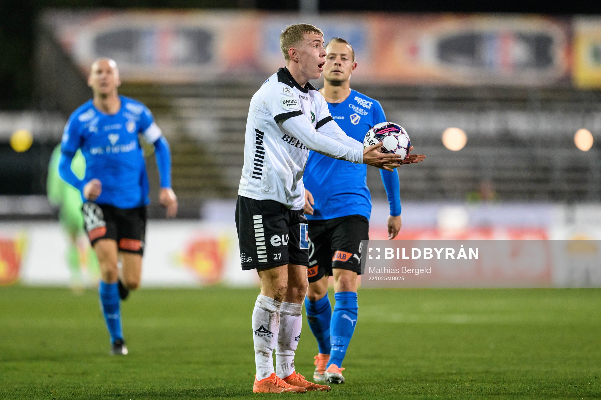 Örebros Valgeir Valgeirsson reagerar mot ett domslut under fotbollsmatchen i Superettan mellan Halmstad och Örebro den 25 oktober 2022 i Halmstad. 