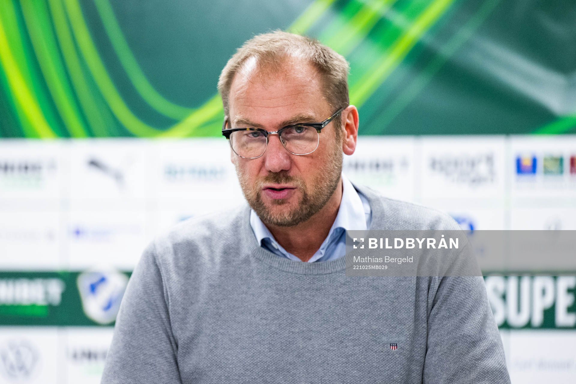 Halmstads tränare Magnus Haglund på presskonferensen efter fotbollsmatchen i Superettan mellan Halmstad och Örebro den 25 oktober 2022 i Halmstad. 