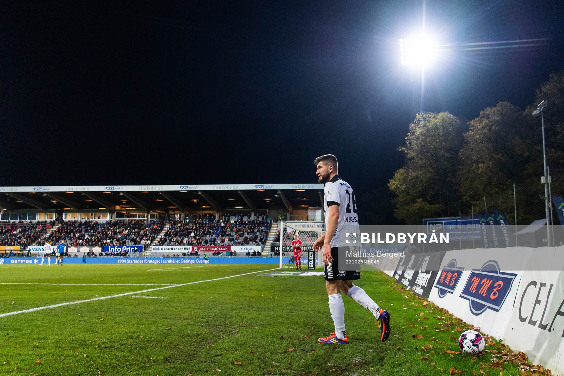 Örebros Axel Andresson under fotbollsmatchen i Superettan mellan Halmstad och Örebro den 25 oktober 2022 i Halmstad. 