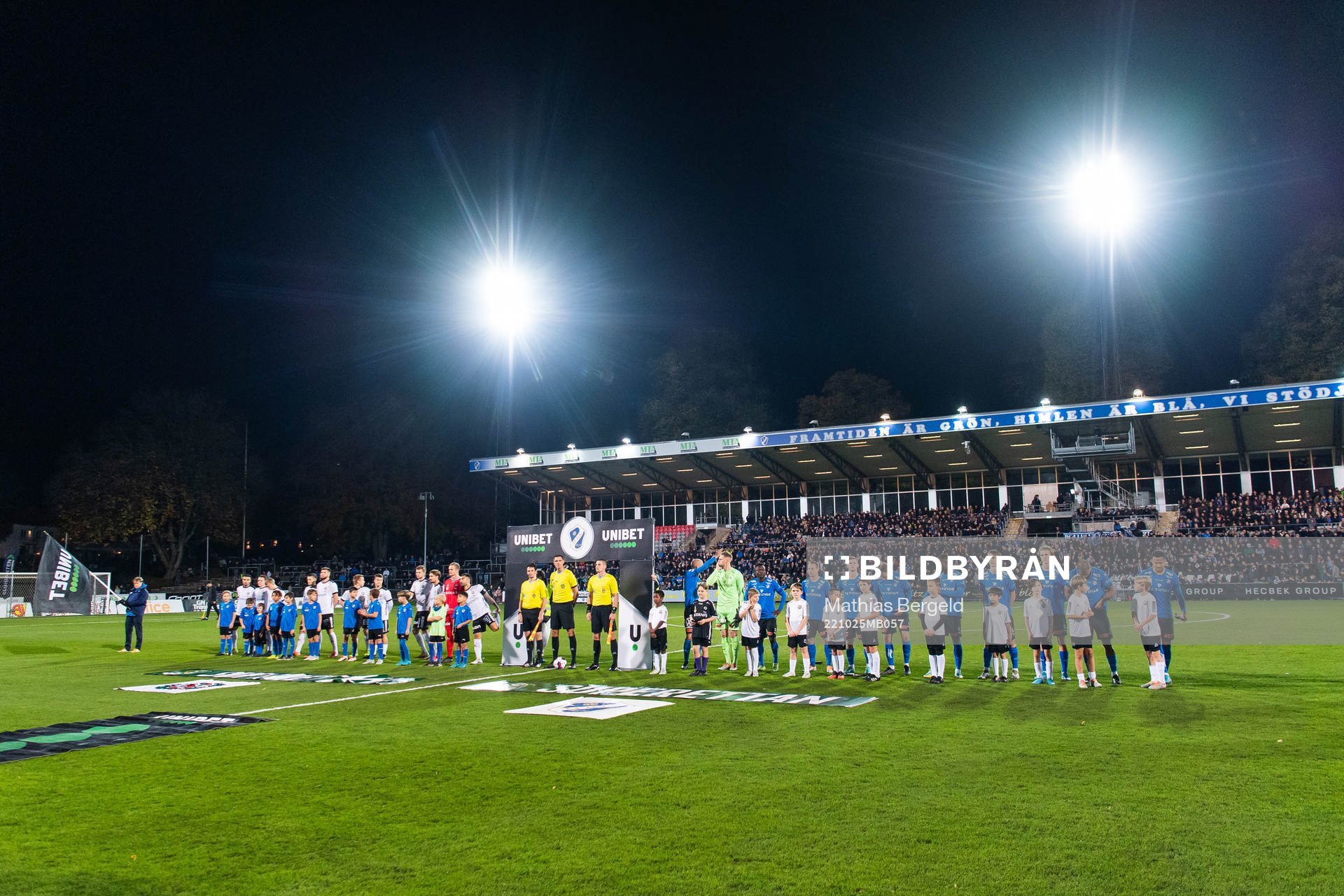 Örebros och Halmstads spelare vid line up under fotbollsmatchen i Superettan mellan Halmstad och Örebro den 25 oktober 2022 i Halmstad. 
