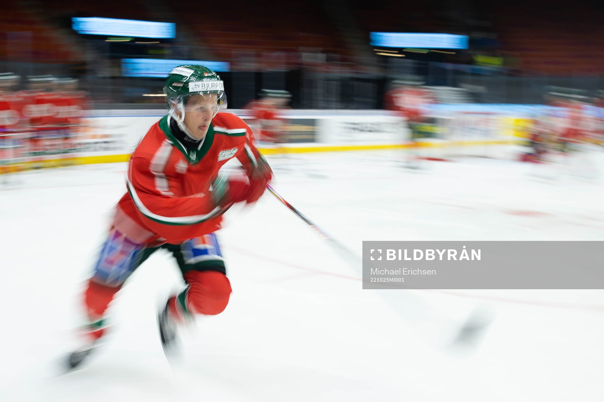 Frölundas Max Friberg värmer upp innan  ishockeymatchen i