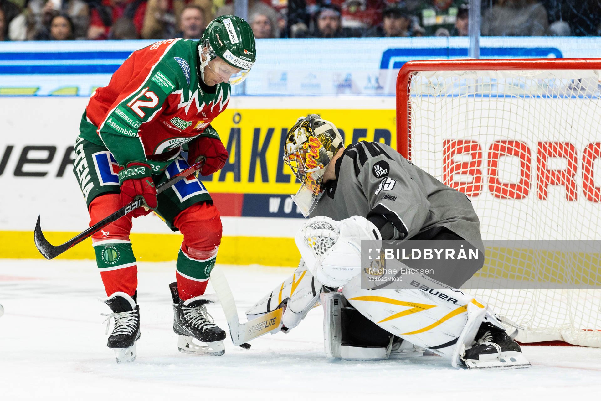 Frölundas Max Friberg och Brynäs målvakt Veini
