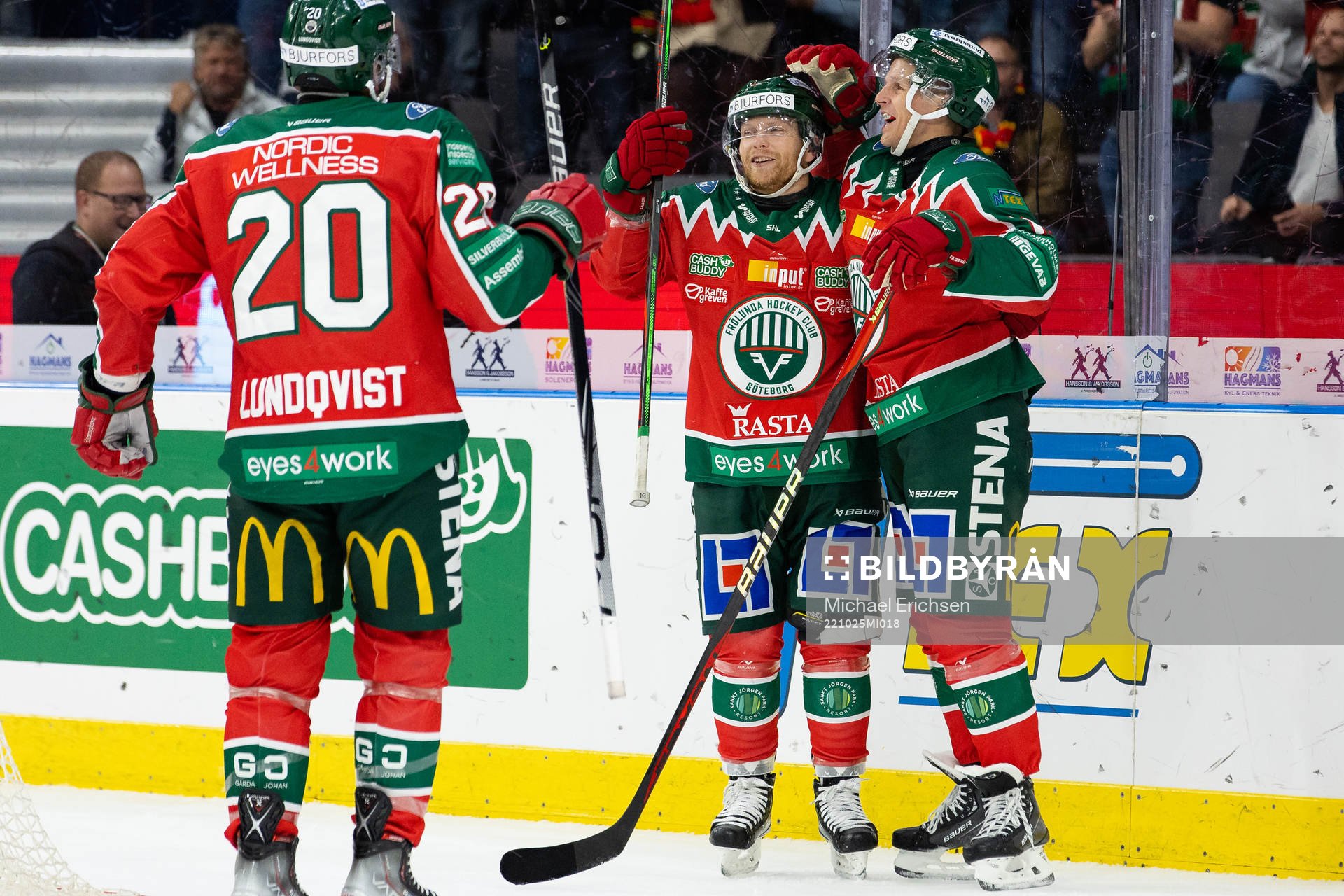 Frölundas Ryan Lasch jublar ihop med Max Friberg och Joel