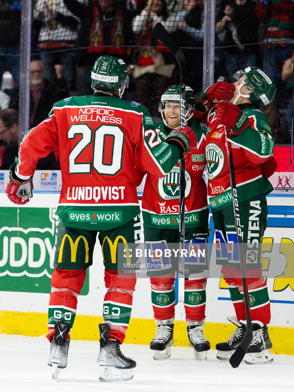 Frölundas Ryan Lasch jublar ihop med Max Friberg och Joel