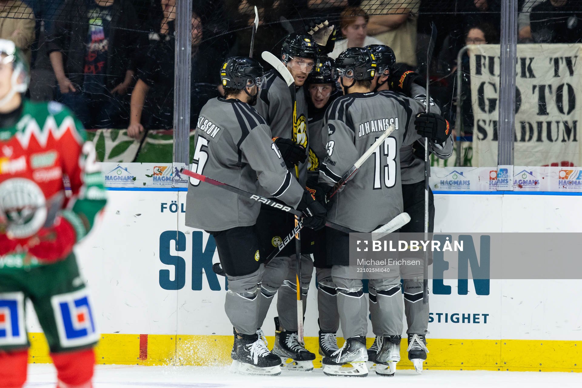 Brynäs Linus Ölund jublar med lagkamrater
