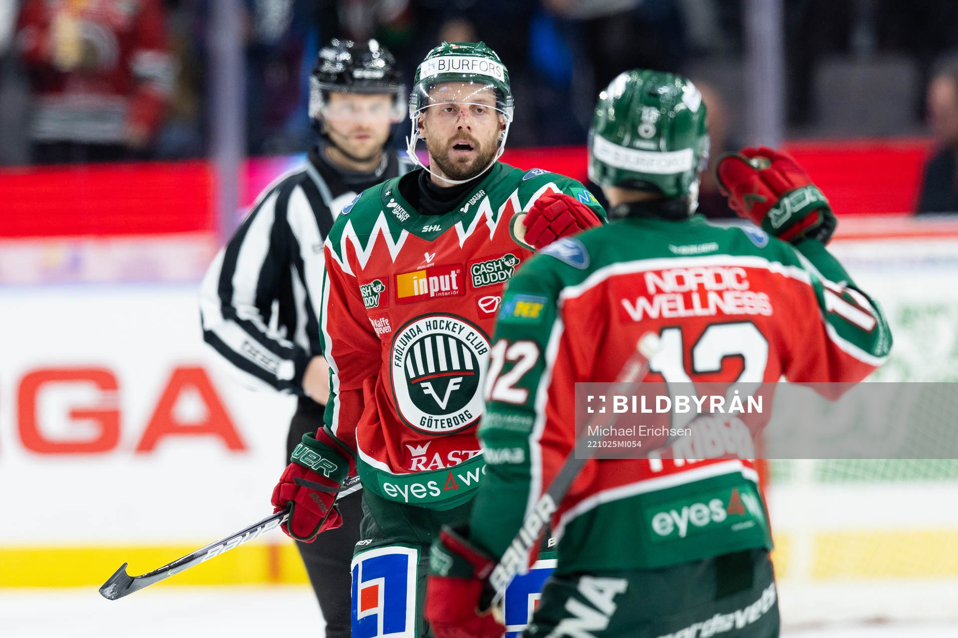Frölundas Jan Mursak jublar ihop med Max Friberg