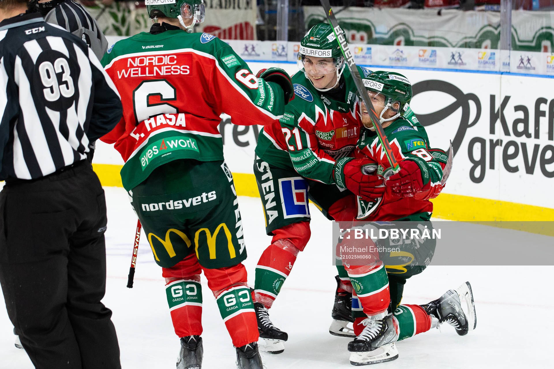 Frölundas Ryan Lasch jublar ihop med Jere Innala och Filip