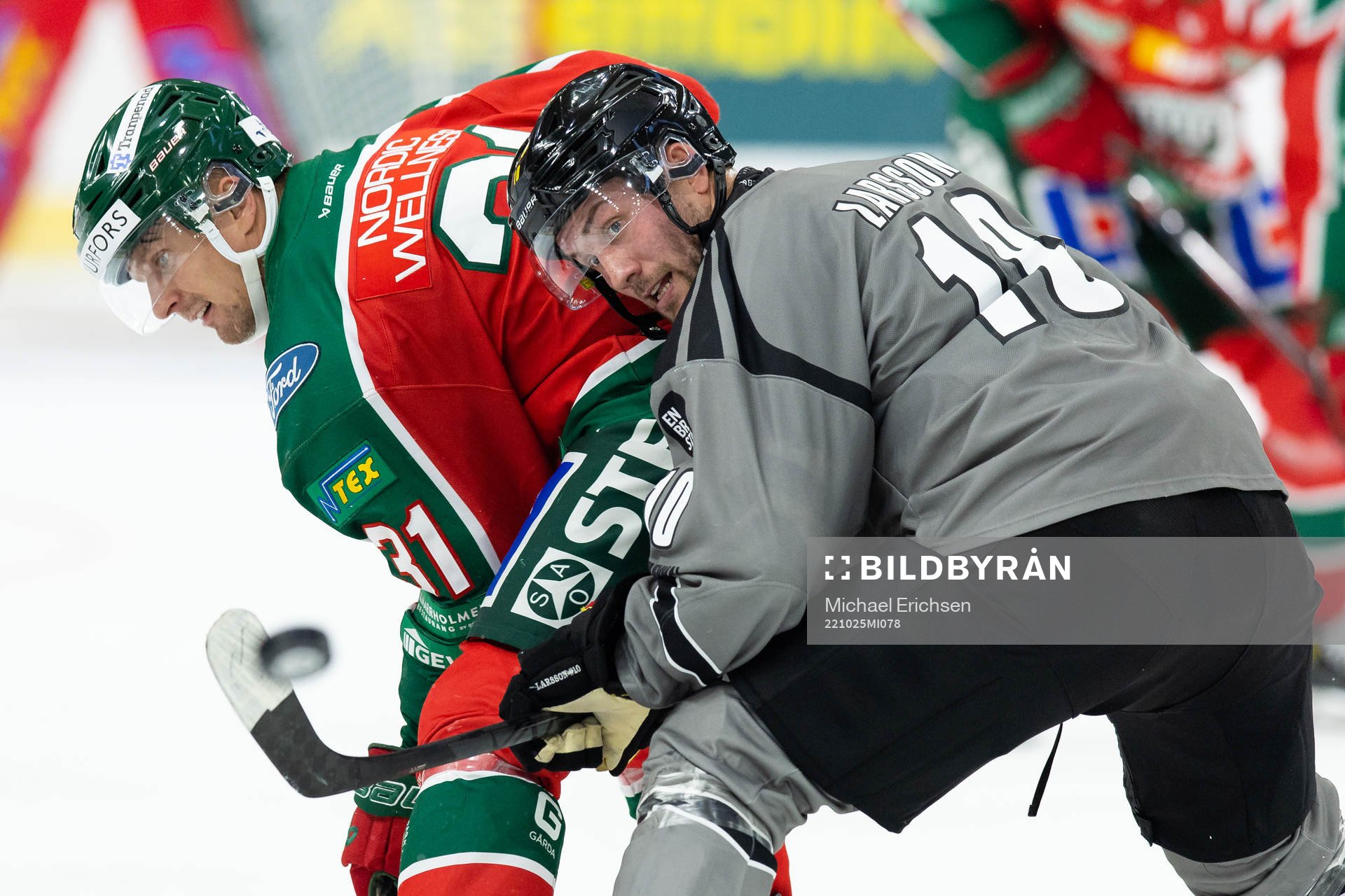 Frölundas Nicklas Lasu tekar mot Brynäs Johan Larsson
