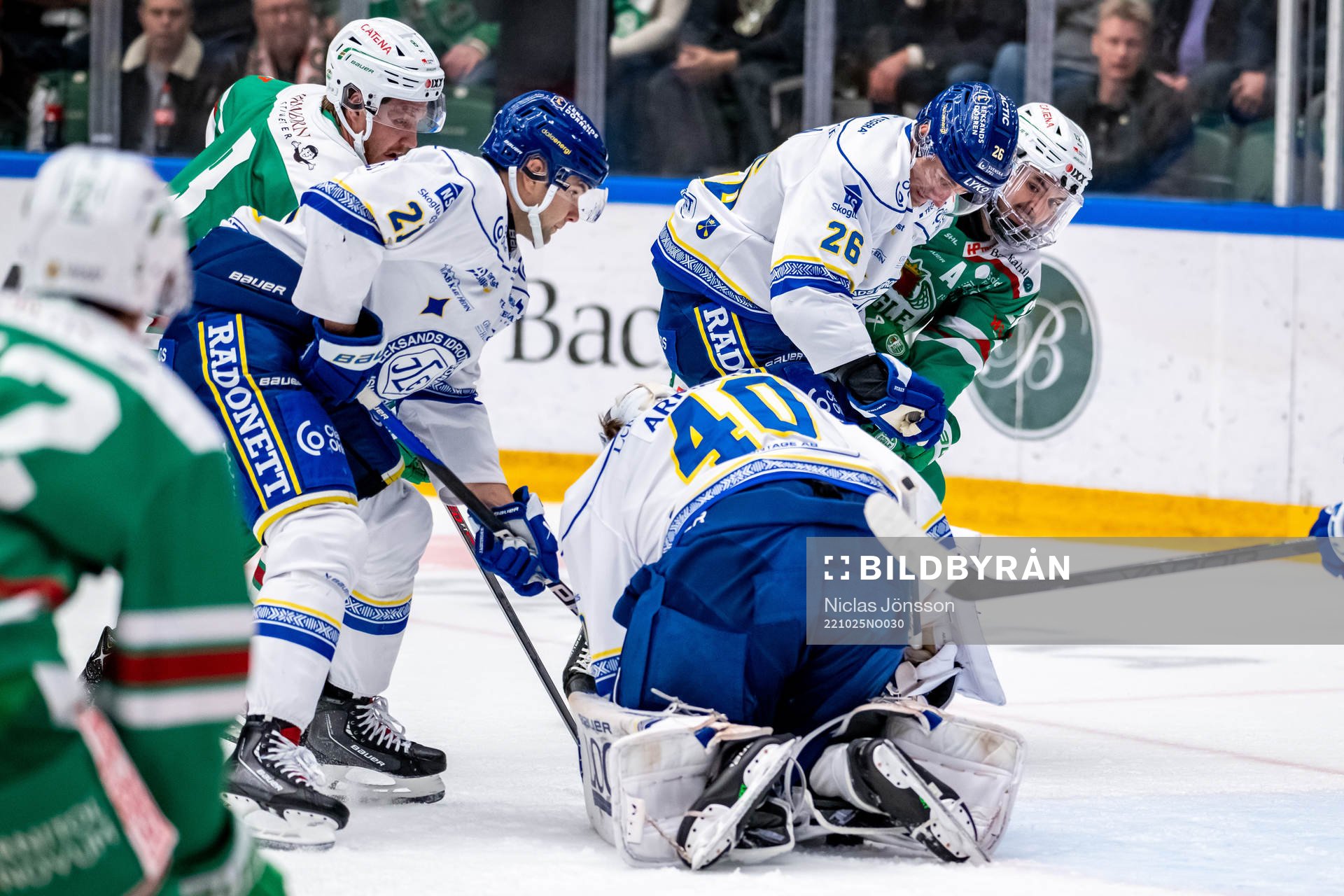 Rögles Brady Ferguson oroar framför Leksands målvakt