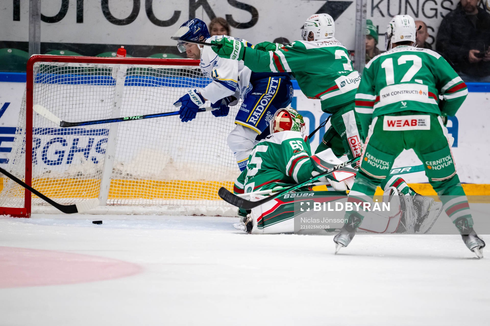 Leksands John Quenneville oroar framför Rögles målvakt