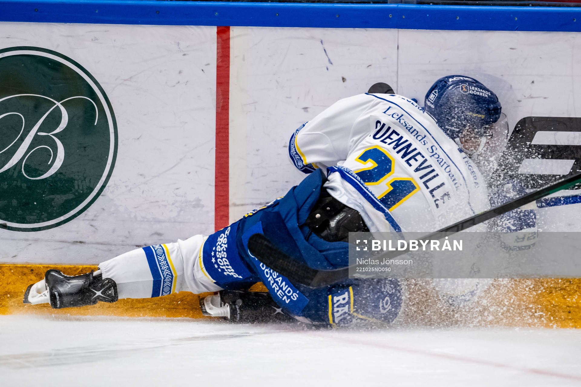 Leksands John Quenneville åker in i sargen och får ont