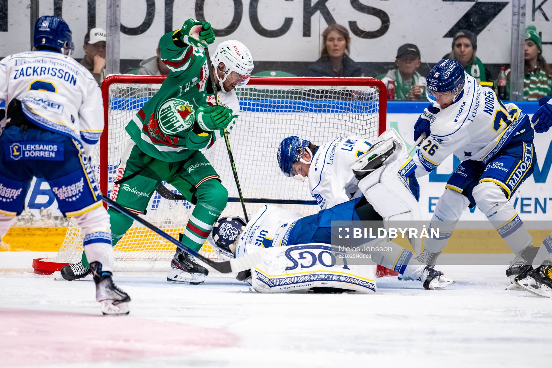 Rögles Ludvig Larsson oroar framför Leksands målvakt