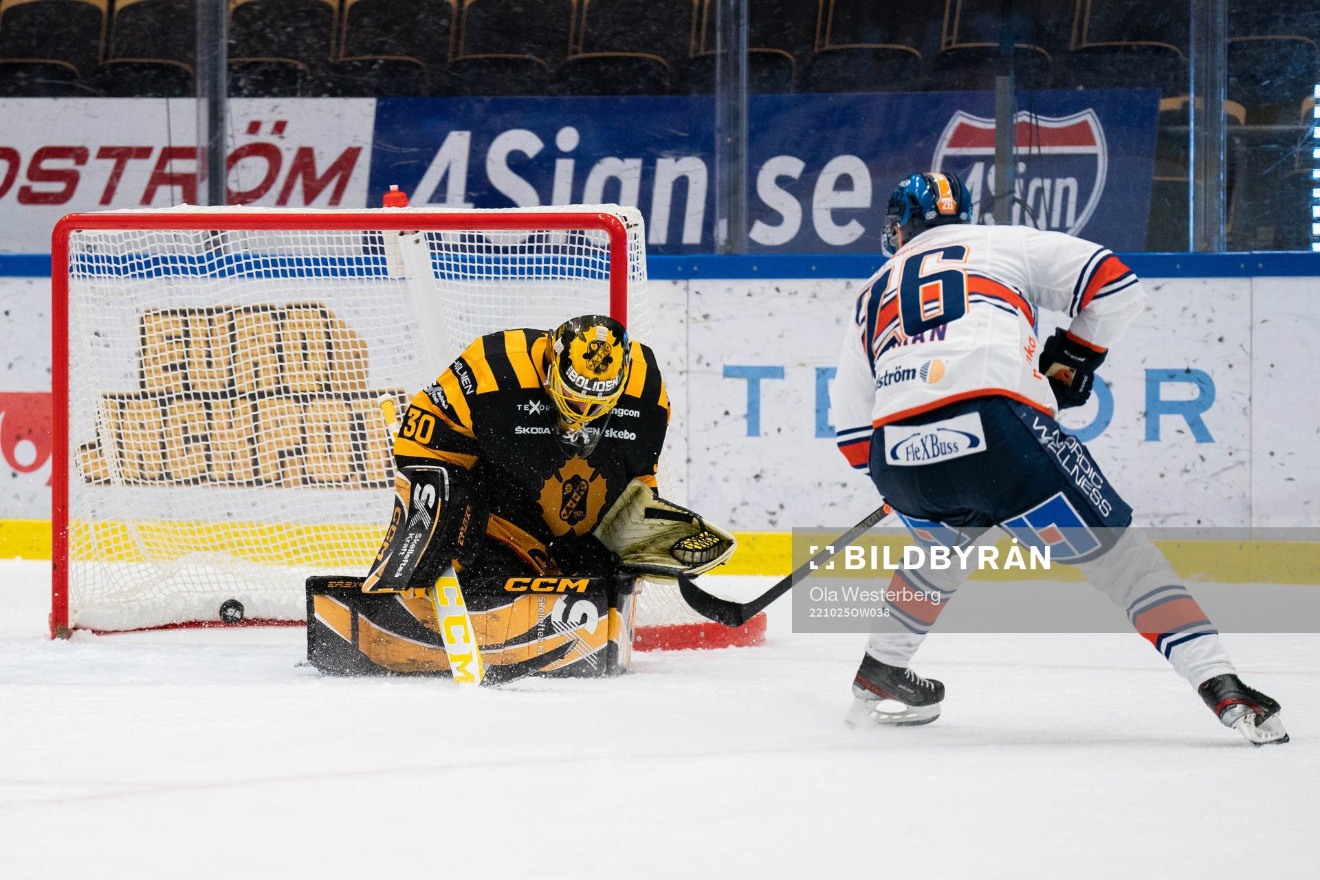 Skellefteås målvakt Gustaf Lindvall släpper in 0-2 från