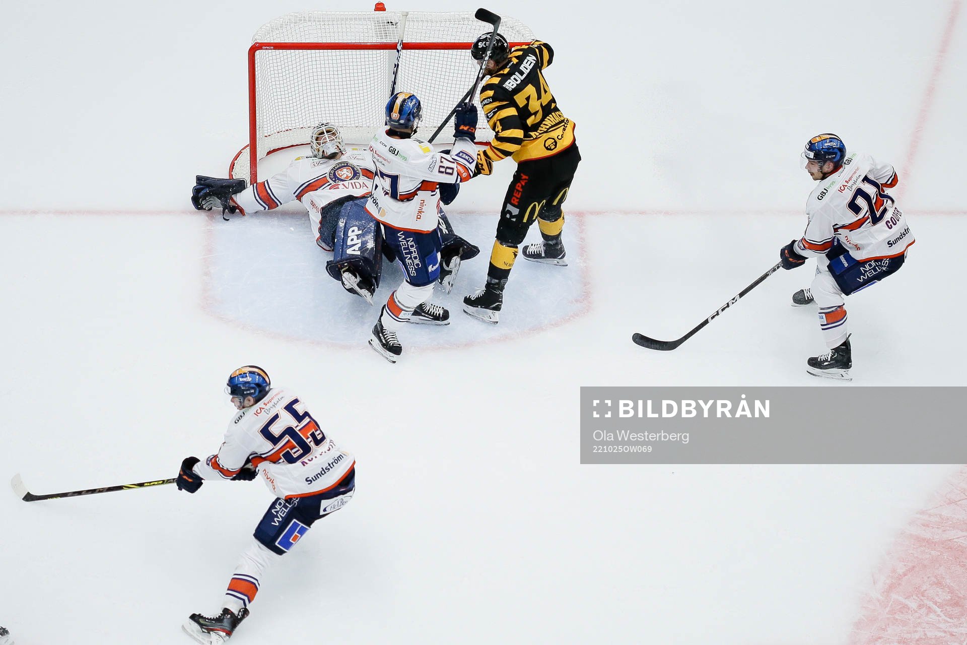 Skellefteås Tom Kühnhackl och Växjös målvakt Emil Larmi