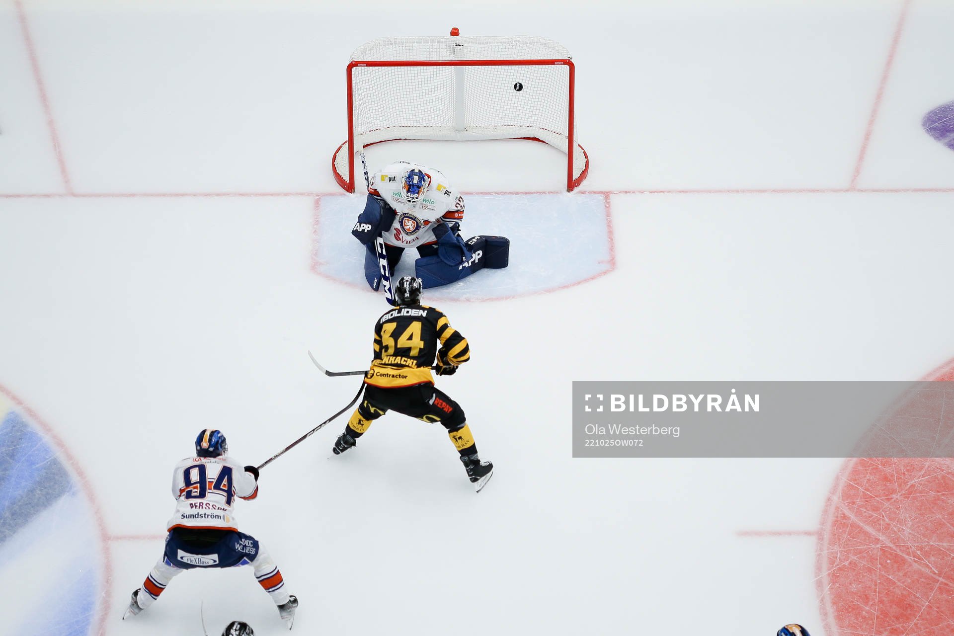 Skellefteås Tom Kühnhackl och Växjös målvakt Emil Larmi