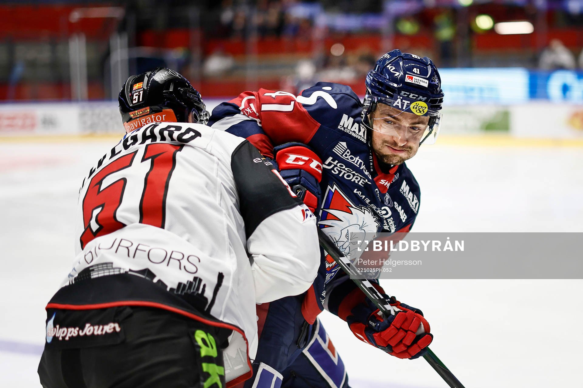 Linköpings Broc Little tacklas av Malmö Redhawks Emil