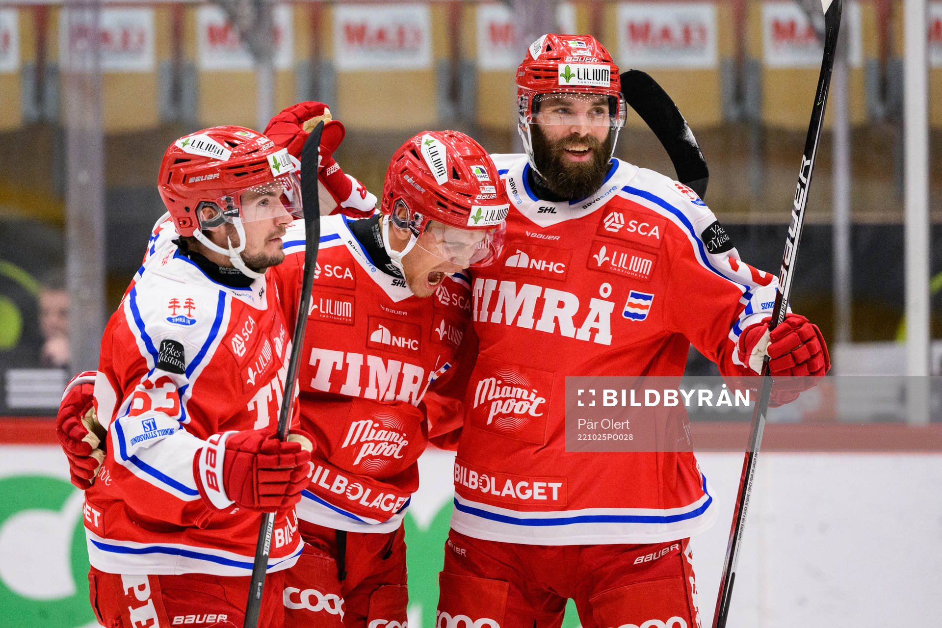 Timrås Anton Wedin jublar med Elmeri Eronen och Robin