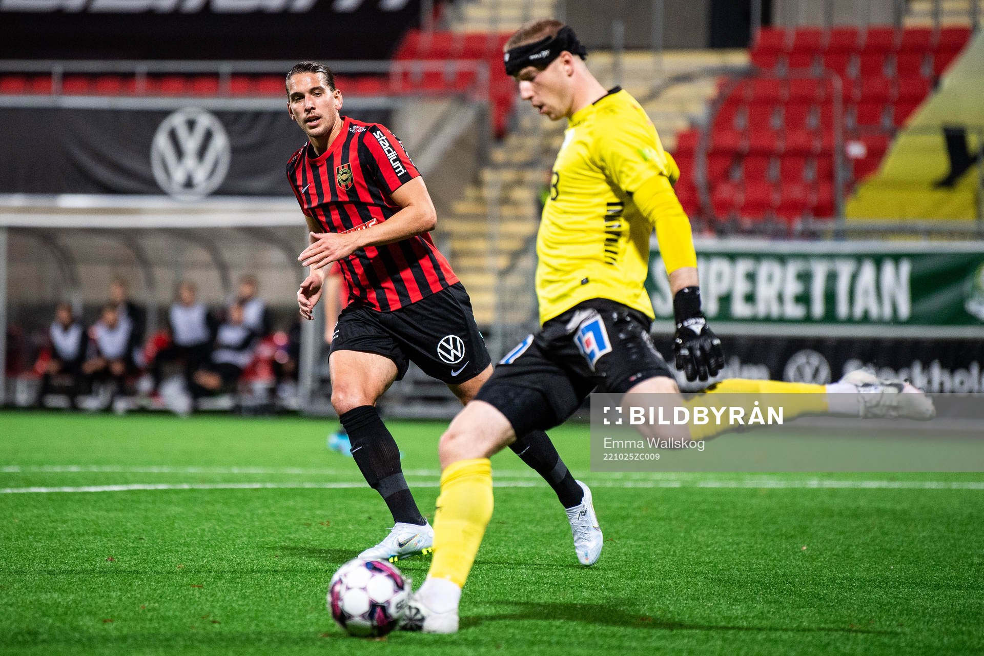 Brommapojkarnas Nikola Vasic och Brages målvakt Viktor