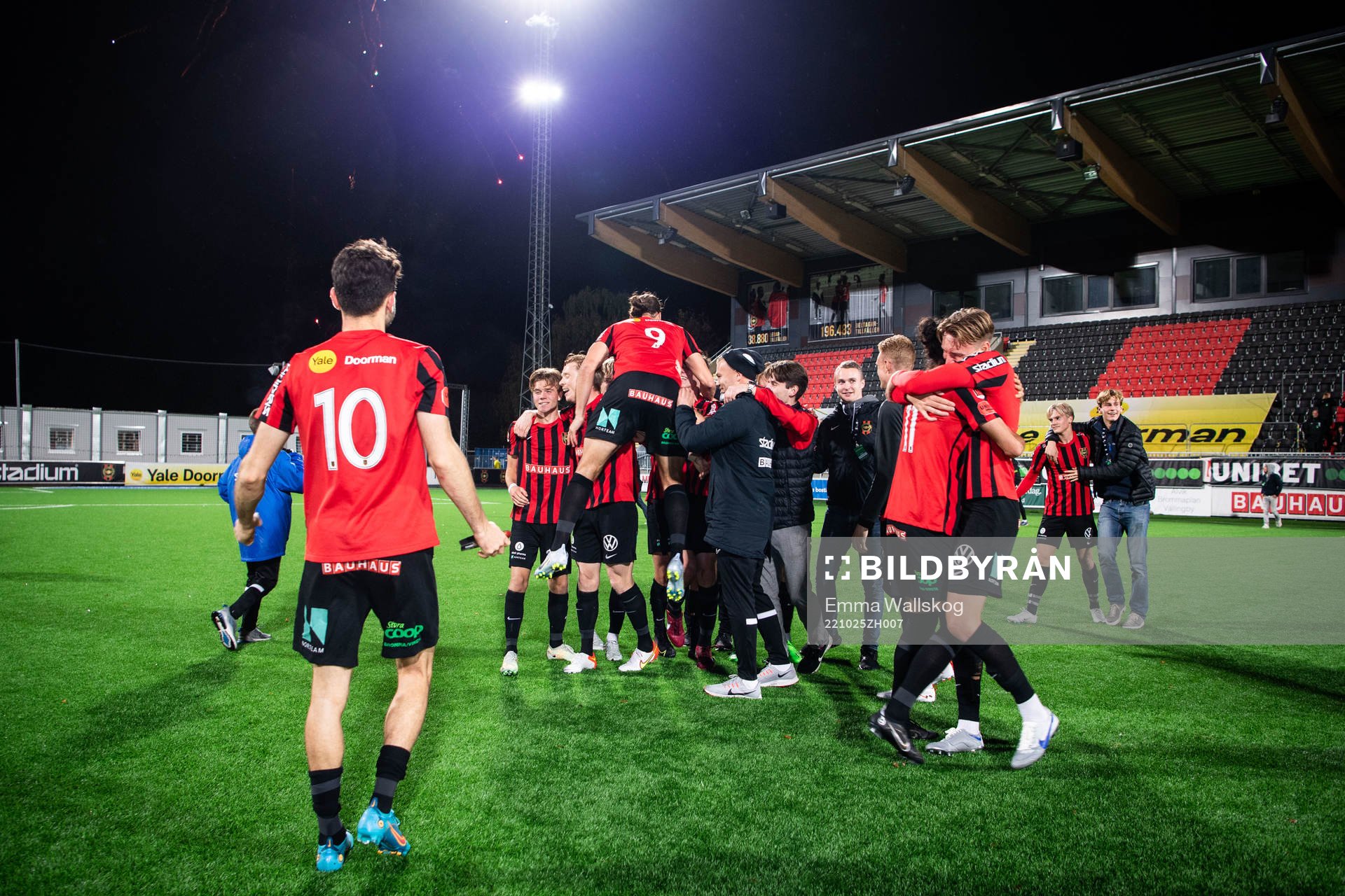 Brommapojkarnas spelare jublar