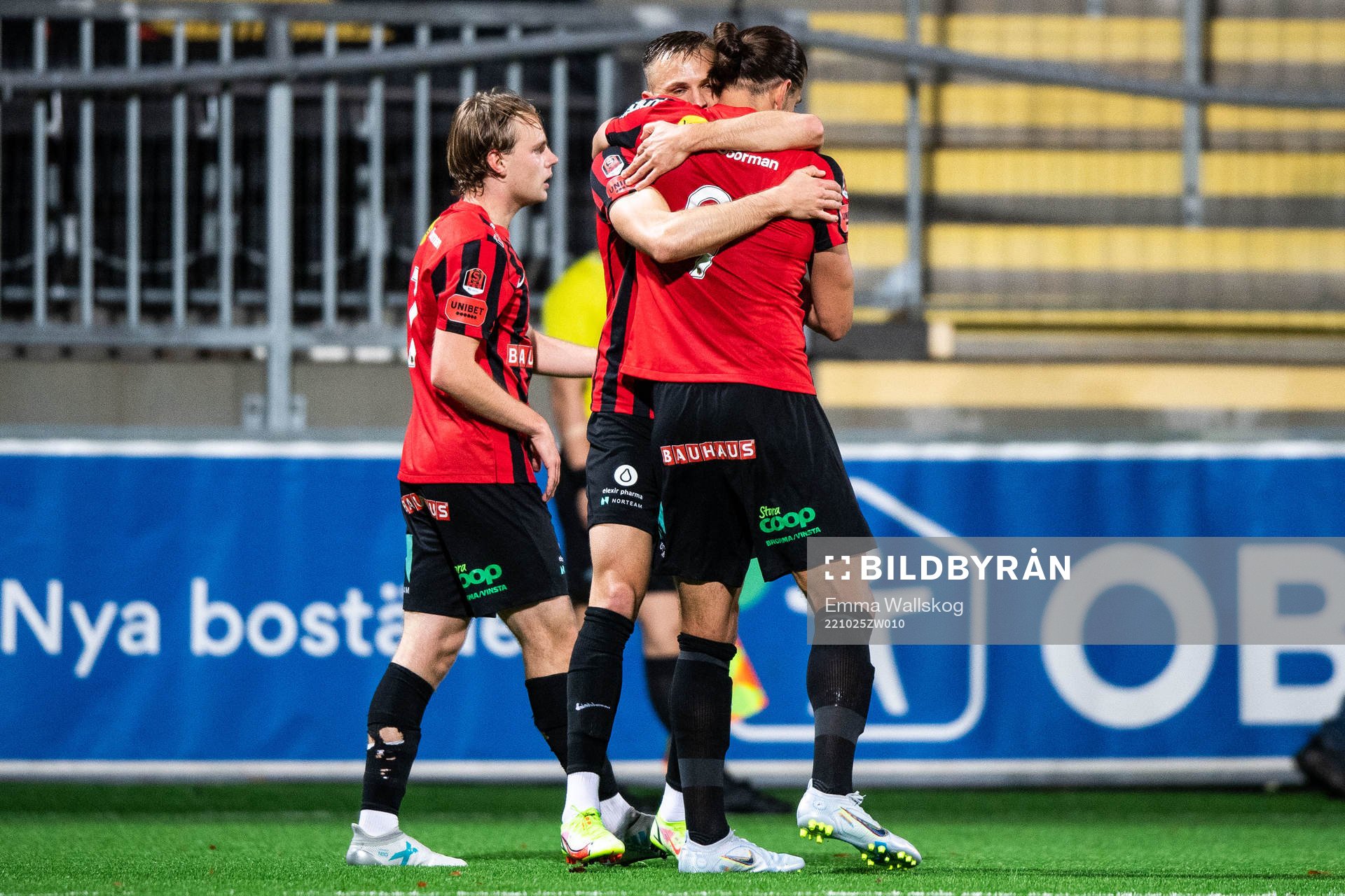 Brommapojkarnas Nikola Vasic jublar med Oscar Krusnell efter 3-1 under fotbollsmatchen i Superettan mellan Brommapojkarna och Brage den 25 oktober 2022 i Stockholm.