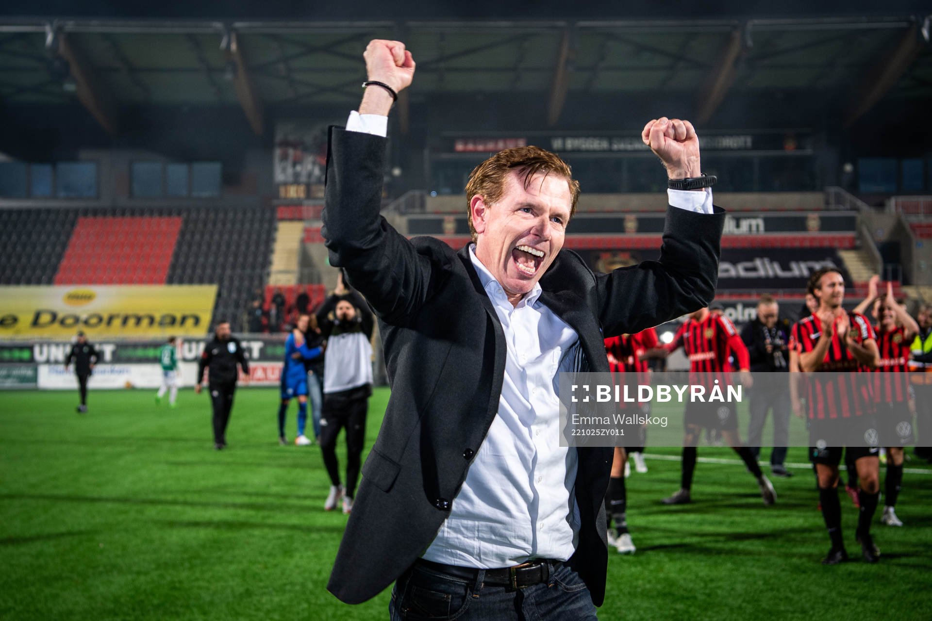 Brommapojkarnas tränare Christer Mattiasson jublar