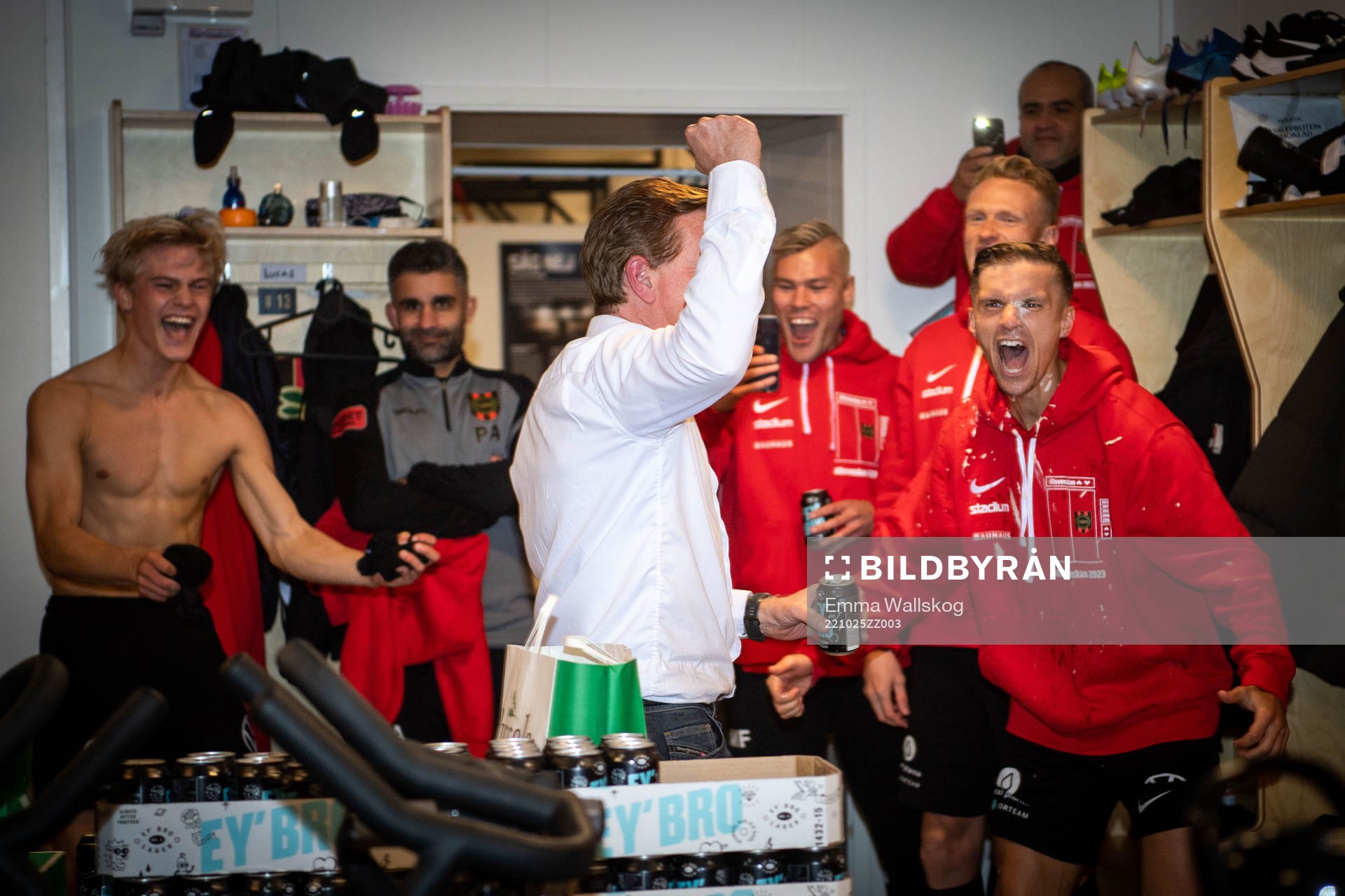 Brommapojkarnas tränare Christer Mattiasson jublar med