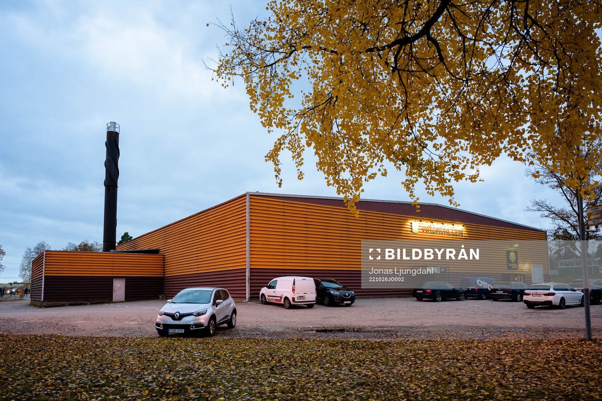 Exteriör vy av Virdavallens ishall före ishockeymatchen i