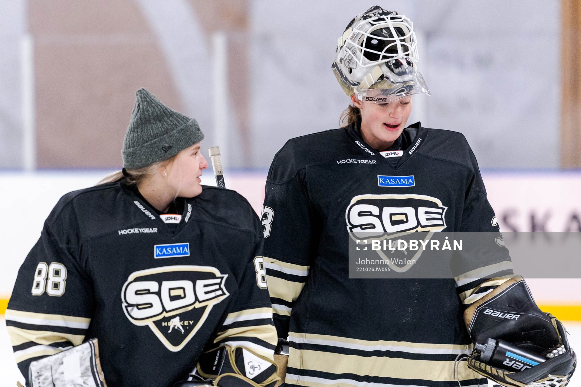SDEs målvakt Viktorie Svejdova och Lindsey Post