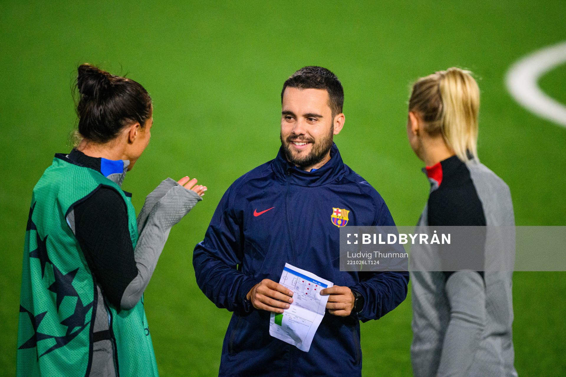 Lucy Bronze, head coach Jonatan Giraldez and Fridolina