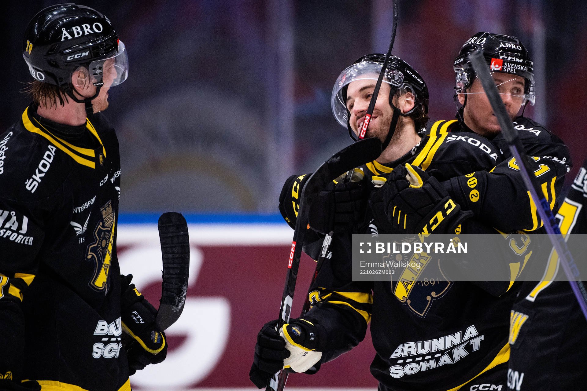 AIKs Jacob McGrew jublar med Thimo Nickl
