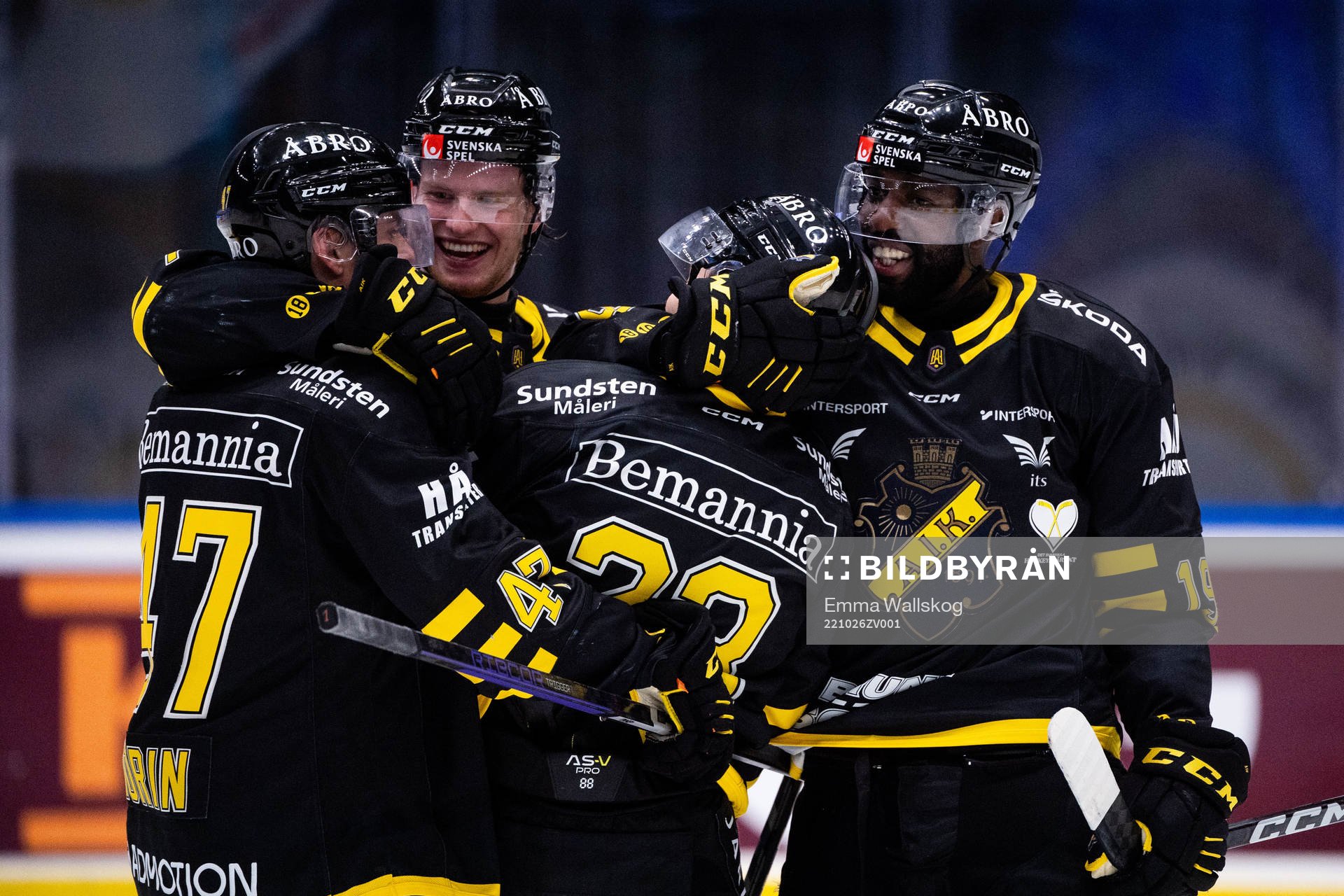 AIKs Jacob McGrew jublar med Eric Norin, Thimo Nickl och