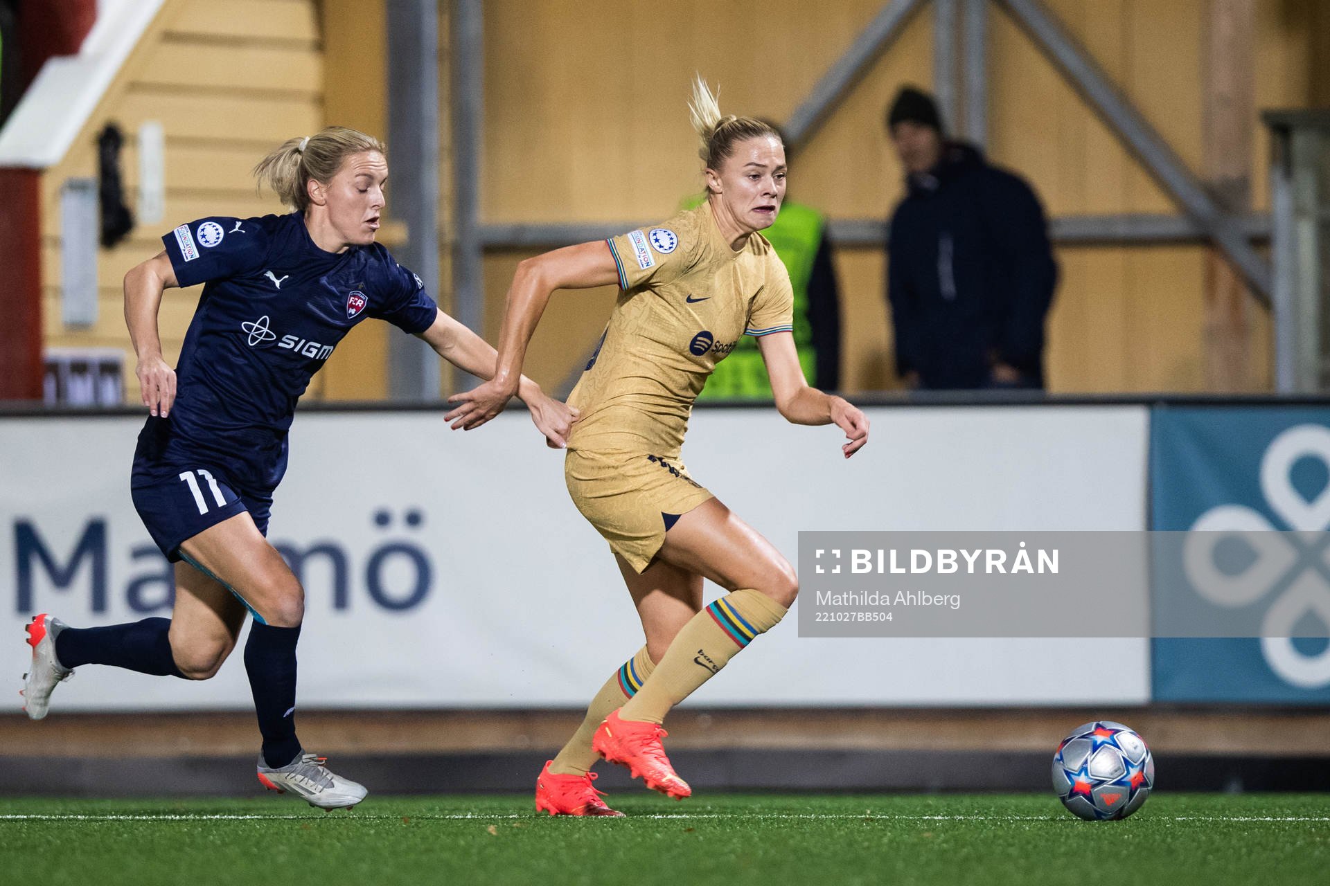 Mimmi Larsson of FC Rosengård and Fridolina Rolfö of