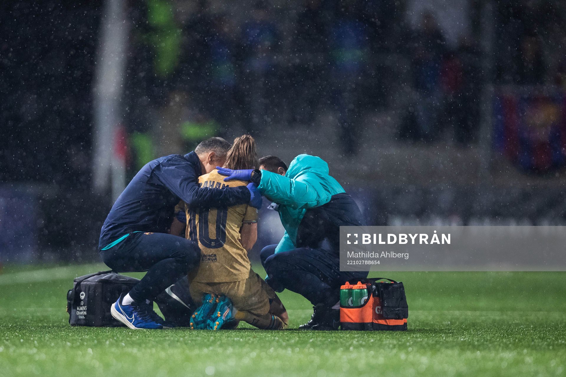 Caroline Graham Hansen of Barcelona receives medical