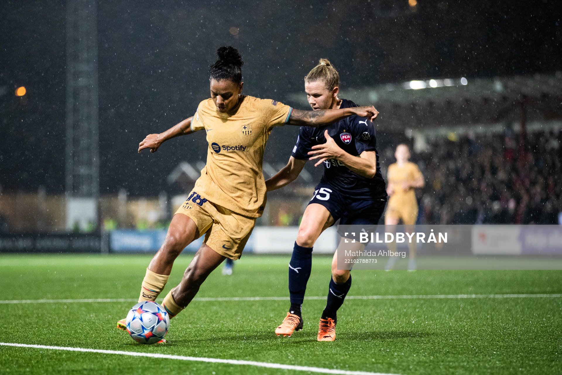 Geyse of Barcelona and Jessica Wik of FC Rosengård