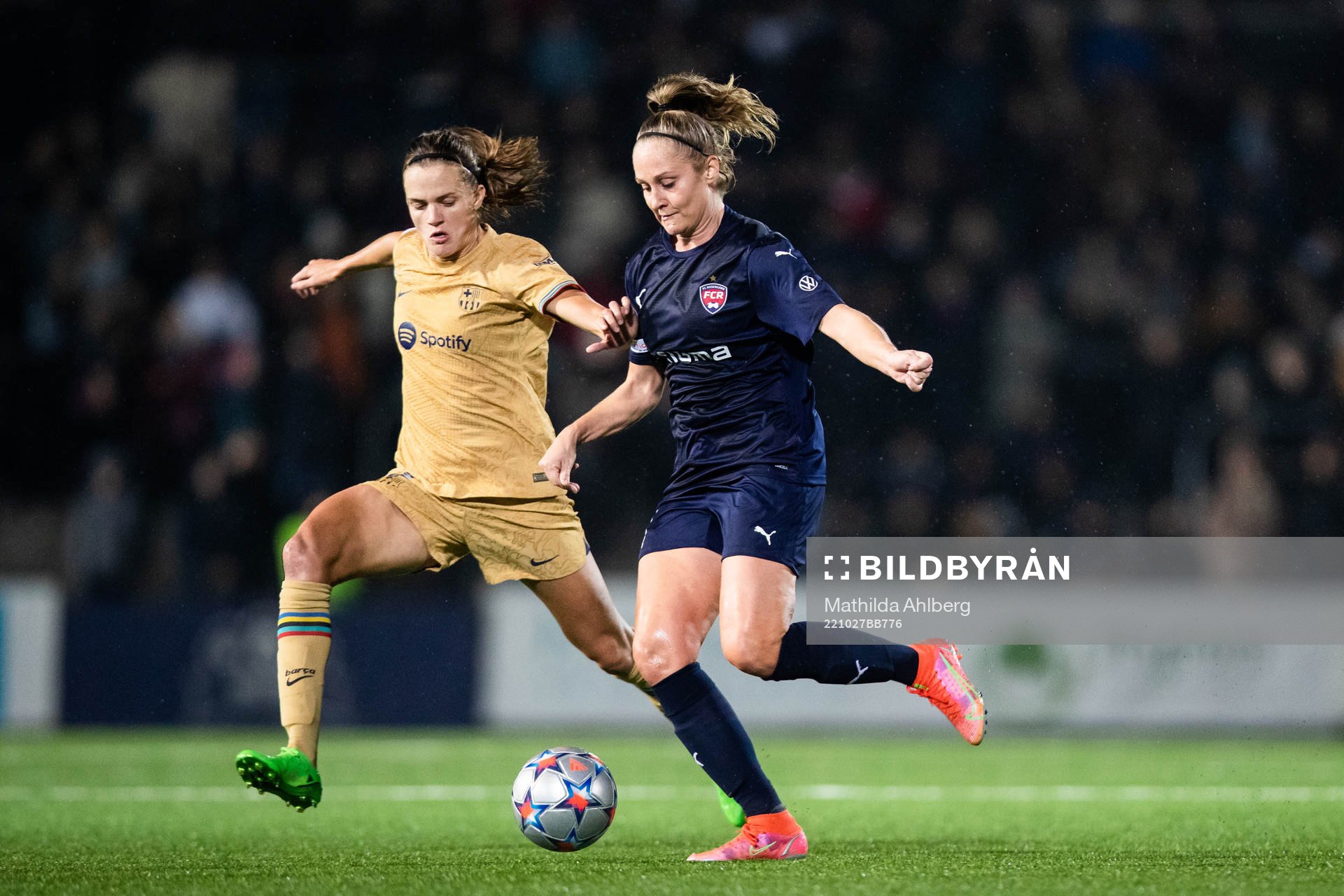Irene Paredes of Barcelona and Karin Lundin of FC Rosengård during the UEFA Women's Champions League football match between FC Rosengård and Barcelona on October 27, 2022 in Malmö.