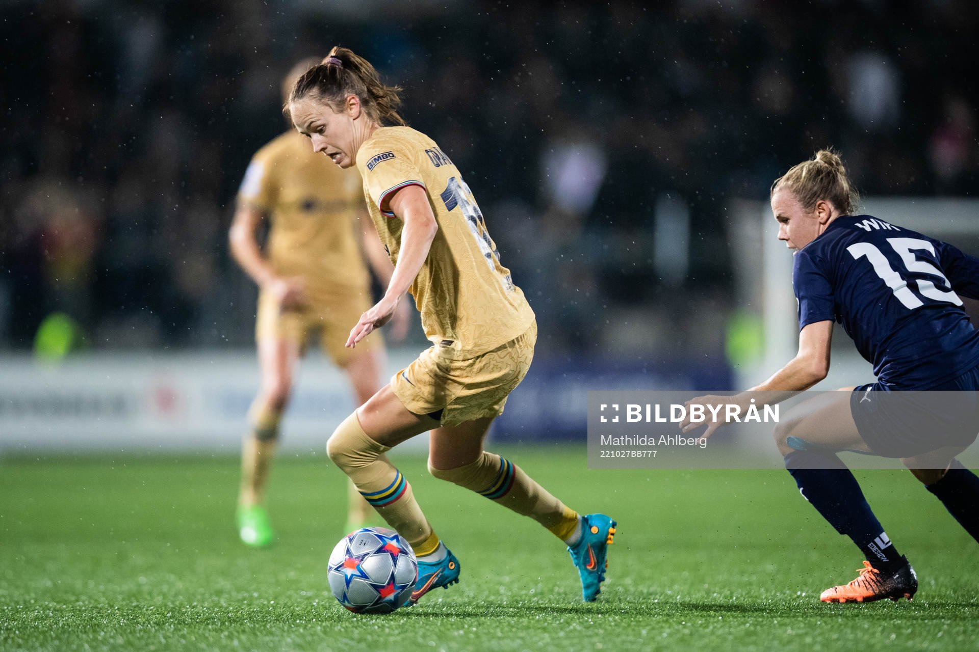 Caroline Graham Hansen of Barcelona and Jessica Wik of FC