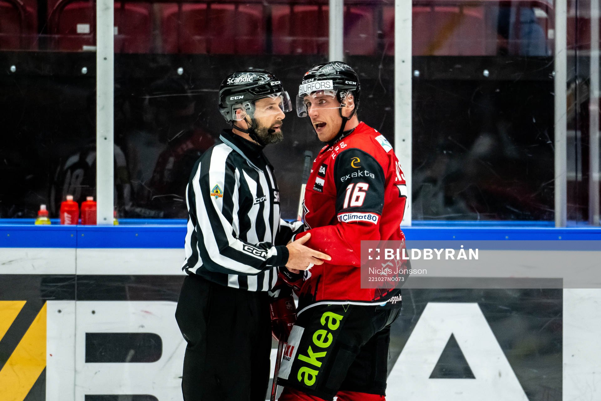 Linjedomare Anders Jansson samspråk med Malmö Redhawks